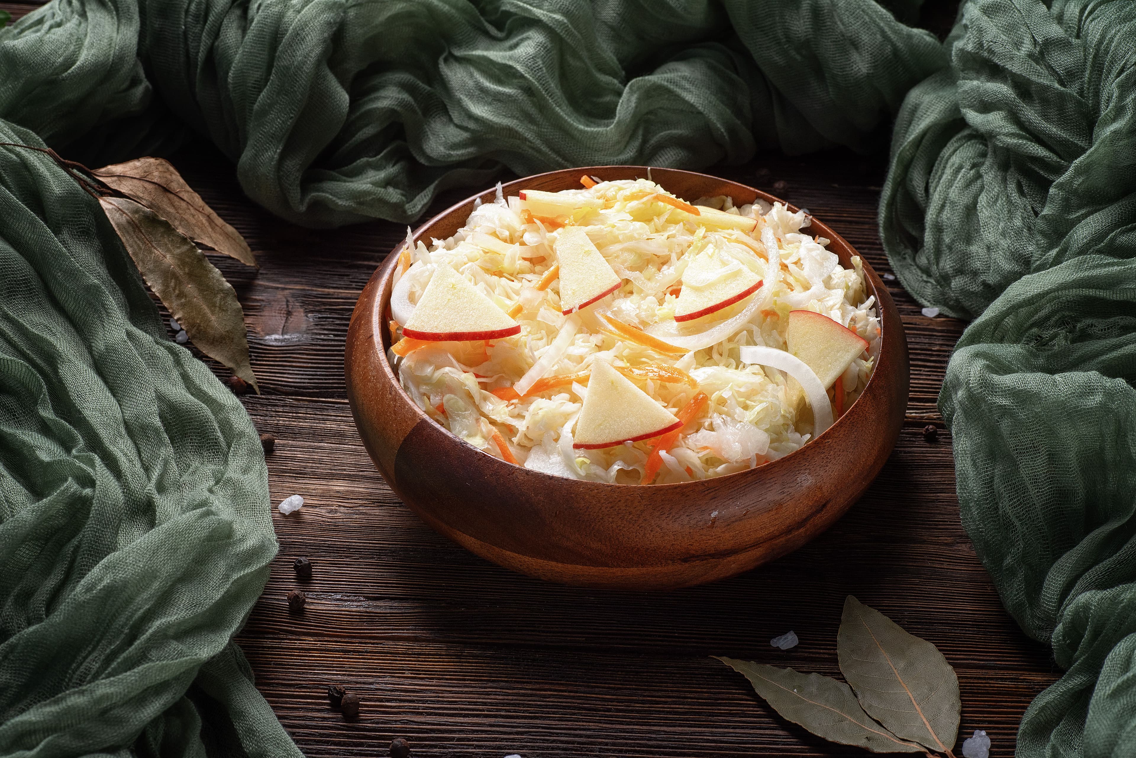 Капуста маринованная с яблоком